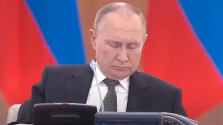 Pogledajte snimku: Putin zadrijemao na važnom sastanku, a ni njegovim suradnicima nije bilo lako držati oči otvorenima