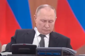 Pogledajte snimku: Putin zadrijemao na važnom sastanku, a ni njegovim suradnicima nije bilo lako držati oči otvorenima