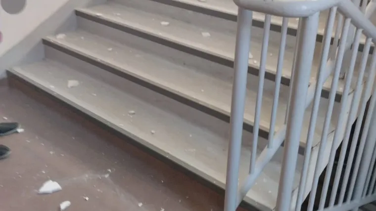 FOTO Na učenika u varaždinskoj školi pao dio žbuke. 'Dječak se spuštao, komadić mu je pao na glavu'