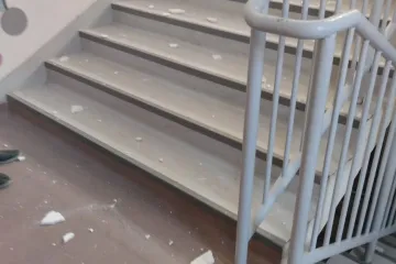 FOTO Na učenika u varaždinskoj školi pao dio žbuke. 'Dječak se spuštao, komadić mu je pao na glavu'