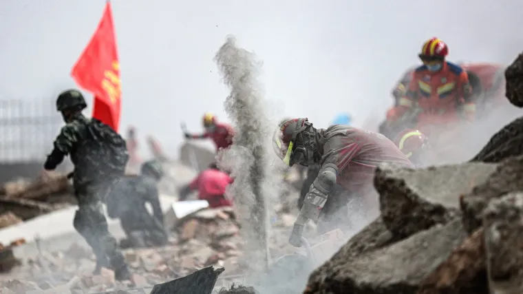 Spasioci ra&scaron;či&scaron;ćavaju ceste do epicentra, broj mrtvih popeo se na 74