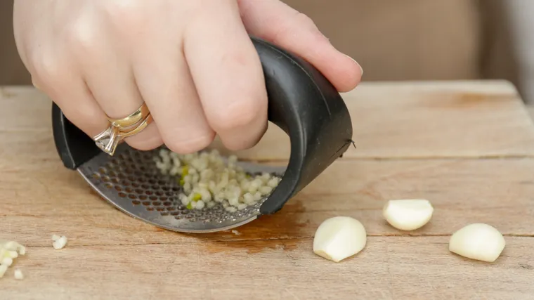 Sjeckalica za če&scaron;njak - u jednom potezu sitni če&scaron;njak, ostavljajući njegovu sočnu aromu netaknutom