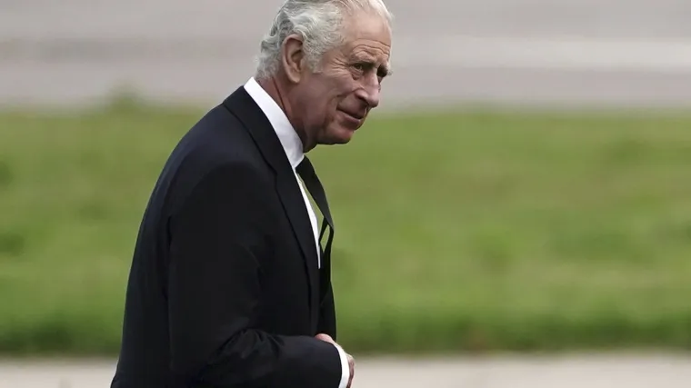 Britanska vlada objavila kada će kralj Charles III. službeno biti proglašen nasljednikom. Zastave će se nakratko podići