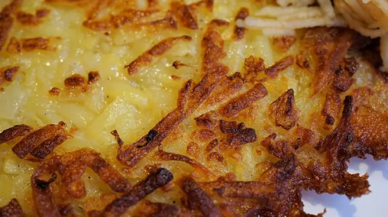 Kako pripremiti hrskavi i zapečeni ribani krumpir s jajima?