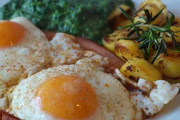 Krumpir sa jajima sa salatom prema izboru za ručak