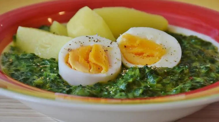 Kako pripremiti ukusni špinat sa jajima?