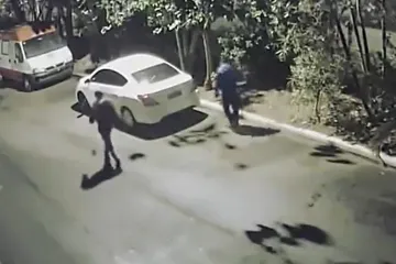 Kamere zabilježile naprasan kraj seksa u automobilu, sve je bilo svršeno u nekoliko sekundi