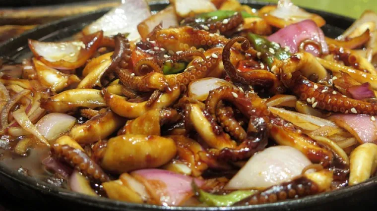 Kako pripremiti ukusne punjene lignje u pećnici?