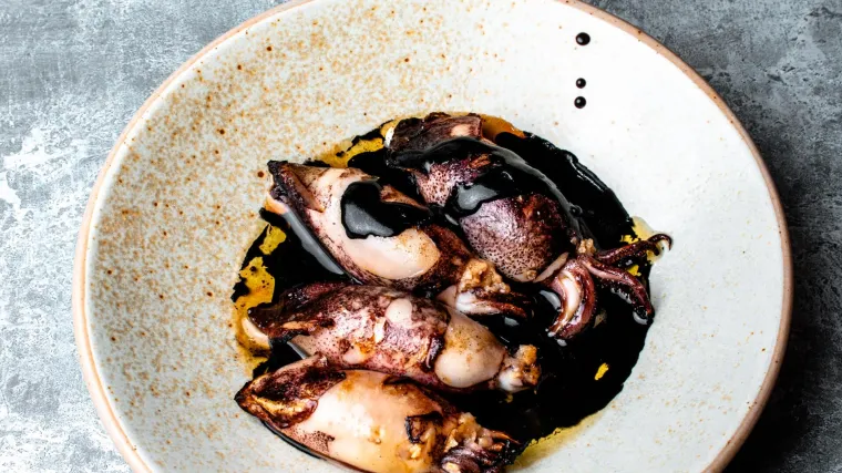 Kako pripremiti ukusne punjene lignje u tavi?