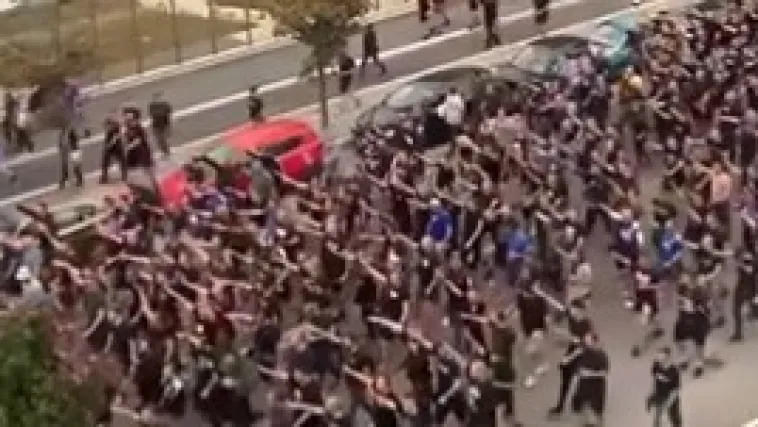 Sramotan ispad navijača Dinama u Milanu. Na putu do stadiona su podigli desne ruke i zapjevali melodiju zloglasne pjesme