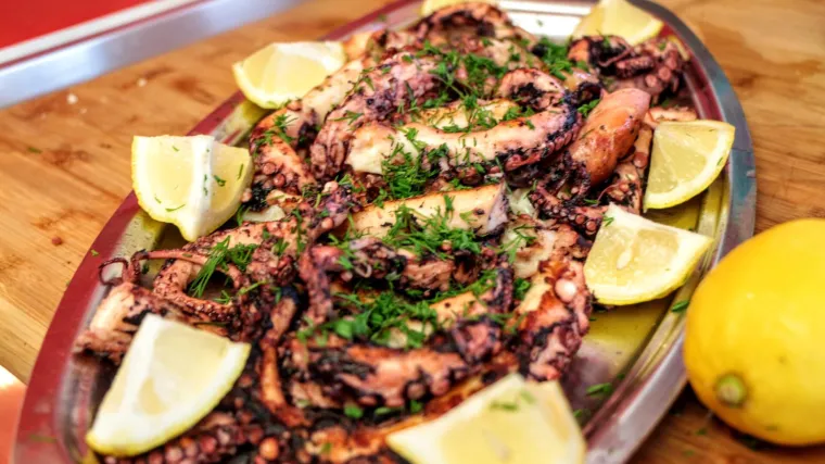 Pečene lignje s krumpirom u pećnici poslužite kao glavno jelo