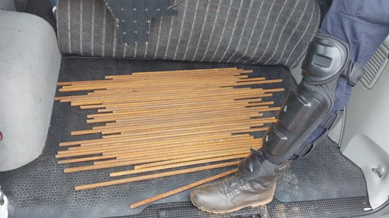 Policija kod navijača Rijeke prona&scaron;la 41 armaturnu &scaron;ipku pogodnu za napad. Privedeno osam osoba