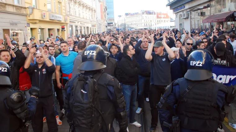Policija intervenirala u Milanu i privela navijače Dinama: Kod nekih su prona&scaron;li noževe