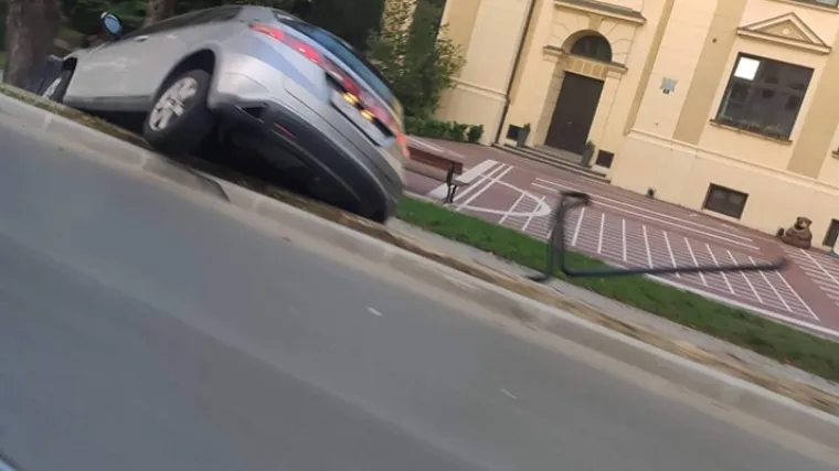 Automobil probio ogradu i uletio u dvori&scaron;te &scaron;kole u Krapini