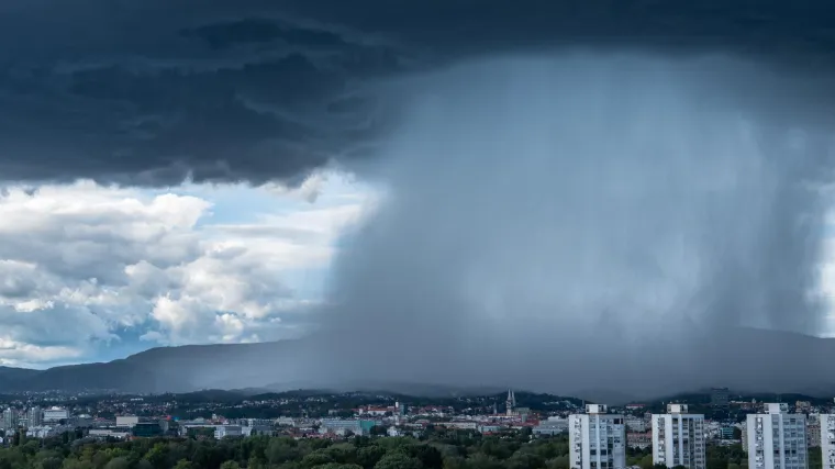 O da, definitivno se opraštamo s ljetom: Kreću pljuskovi s grmljavinom i olujna nevremena! 'Moguće su poplave'