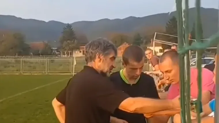 VIDEO Kakav urnebes, kakva kreativnost! Sudac uz pomoć improviziranog VAR-a provjeravao ključnu odluku