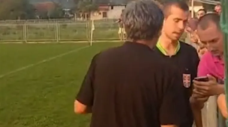 Nevjerojatni prizori iz Srbije: Sudac na mobitelu navijača pogledao snimku pa priznao gol