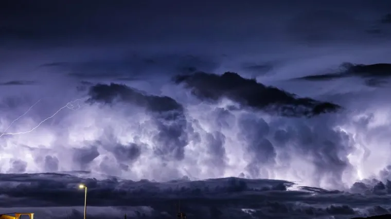 Meteoalarm izdao upozorenje: 'Vrijeme je opasno'; Pljuskovi s grmljavinom, moguće poplave, pijavice, a tek temperatura...