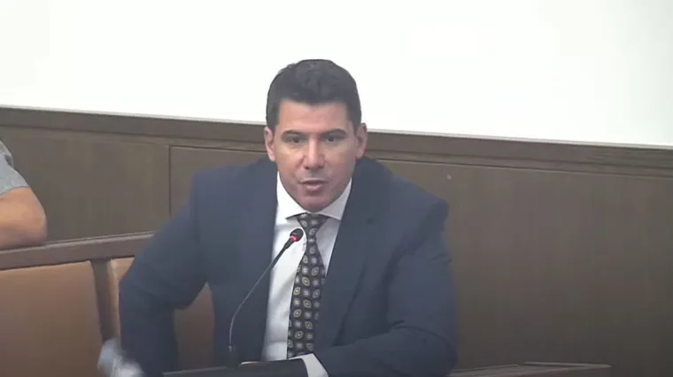 Grmoja urlao, udario šakom o stol i srušio bocu vode: 'Kako vas nije sramota, ljudi su ginuli za ovu zemlju'