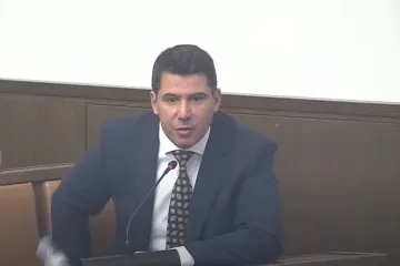 Grmoja urlao, udario šakom o stol i srušio bocu vode: 'Kako vas nije sramota, ljudi su ginuli za ovu zemlju'