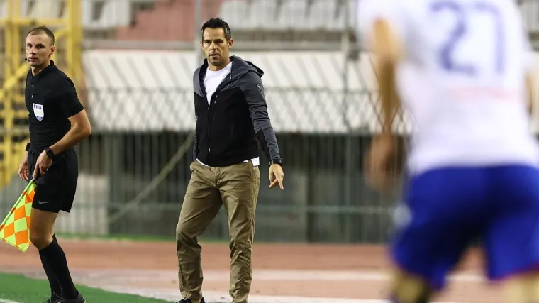 Trener Hajduka poku&scaron;ao objasniti novi posrtaj. Melnjak dodao loptu u noge Ercegu za gol, Karoglan uvjerava: 'Nije on kriv, ja sam'