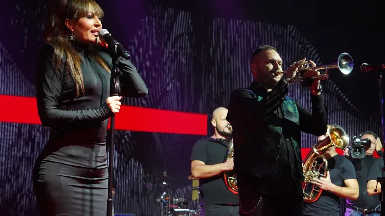 Ceca obučena poput crne pantere pjevala na proslavi srpskog dnevnog lista, došla i premijerka Srbije