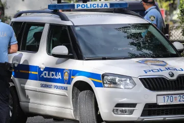 Krš i lom na zagrebačkom Rudešu: Sudarila se dva automobila, jedan udario u stablo i prevrnuo se