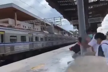 Snimljen trenutak razornog potresa na Tajvanu: Vlak iskočio iz tračnica, ljudi zarobljeni pod ruševinama