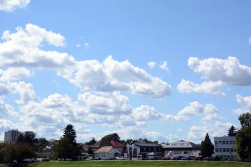 Jutro svježe i maglovito, popodne sunčanije. Idućih dana djelomice sunčano uz prolaznu naoblaku i kišu