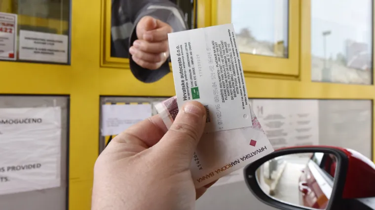 Vozač prevaren na naplatnim kućicama. 'Tamo se motao neki čovjek, dao mi karticu, a onda &scaron;ok'