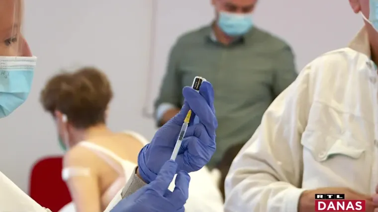 U deset dana adaptiranim cjepivom koje &scaron;titi od omikrona cijepilo se 9500 građana. Bune se liječnici