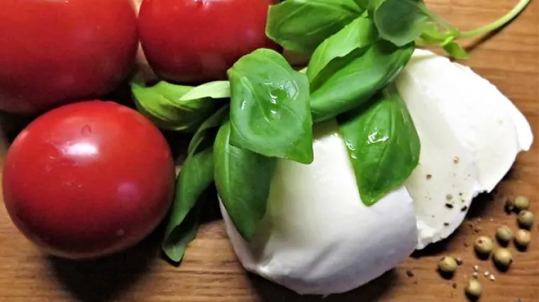 Kako napraviti ukusne bruskete s pr&scaron;utom i mozzarellom?