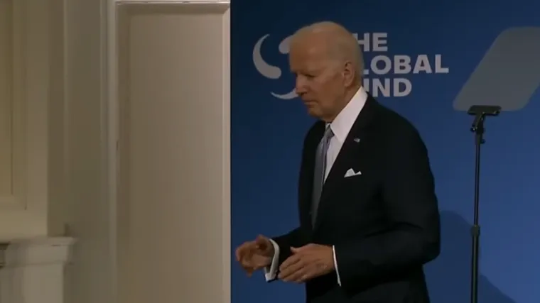 Joe Biden nakon govora lutao po pozornici i nije znao što da radi: 'Ovo je strašno i tužno'