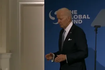 Joe Biden nakon govora lutao po pozornici i nije znao što da radi: 'Ovo je strašno i tužno'