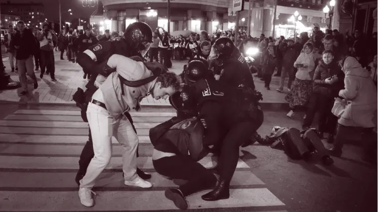 FOTO 'Prokleti ćelavi luđak! Bacit će bombu na nas': Na prosvjedima u Rusiji privedeno vi&scaron;e od 1300 ljudi