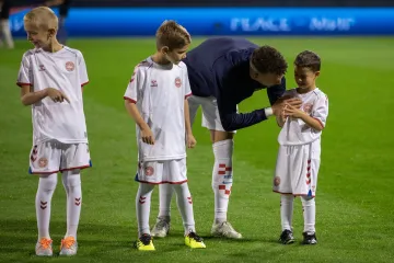 Dirljiva scena na utakmici Hrvatske i Danske: Mališan se rasplakao, a onda ga je Vatreni uzeo u ruke i utješio