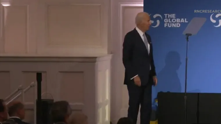 Novi Bidenov gaf. Na pozornici izgubljen i dezorijentiran. Je li prestar za predsjednika?