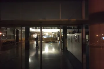 Okončana drama u zgradi Poglavarstva: Prosvjednika koji se zaključao posjetili Korlaet i Hitna pa je otišao