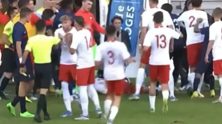 VIDEO Kaos na utakmici mladih reprezentacija: Igrači se potukli, sudac podijelio čak četiri crvena kartona