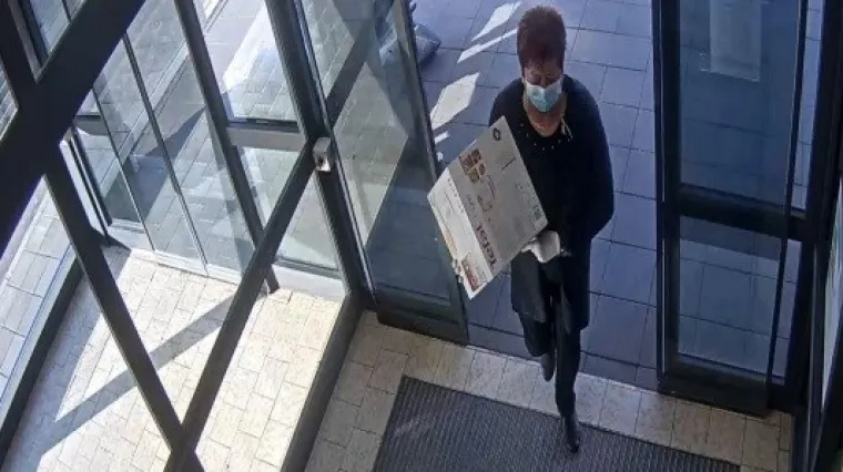 FOTO Policija traži ženu koja je varala diljem države. Nosila za&scaron;titnu masku i jednokratne rukavice