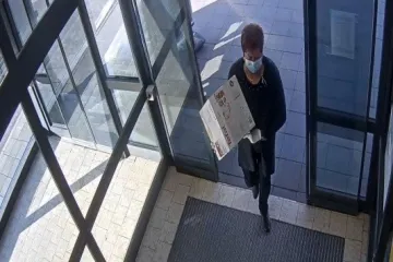 FOTO Policija traži ženu koja je varala diljem države. Nosila zaštitnu masku i jednokratne rukavice