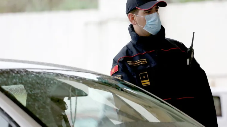 Napadač bacio bombe ispred kuće policajca, pa je ubijen u razmjeni vatre s policijom