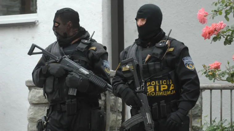 Pretresi diljem BIH: Velika akcija SIPE zbog sumnje na organizirani kriminal i trgovinu oružjem i drogom