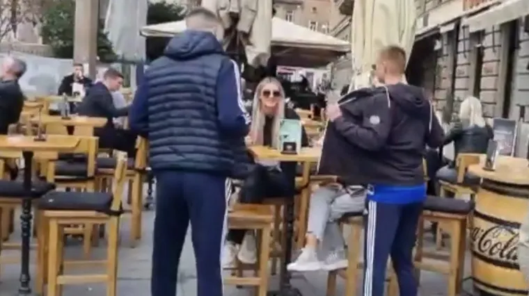 Dva tipa hodaju Zagrebom, uletavaju curama u centru i svim ostalima i pokazuju &scaron;to nose ispod jakni