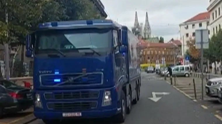 Duge cijevi, specijalci i gurka: Uz najvi&scaron;e mjere sigurnosti stigla prva po&scaron;iljka eura, pogledajte kako je to izgledalo