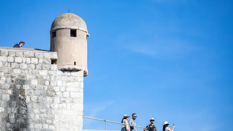 Podignuta optužnica protiv 22-godi&scaron;njaka koji je gurnuo mladića s dubrovačkih zidina