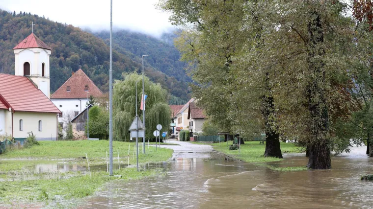 Vodostaj u Karlovcu od jutros vi&scaron;i za 2 metra, a vrhunac se očekuje iza ponoći: Podijeljene su vreće s pijeskom