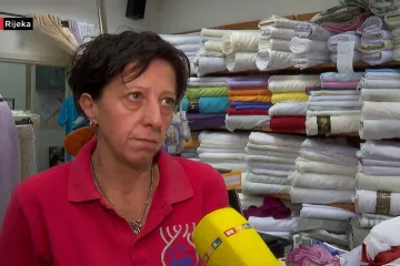 U riječkoj trgovini kojoj je sinoć voda probila izlog šteta je ogromna: 'Uništeno je oko 50 bala skupih tkanina'