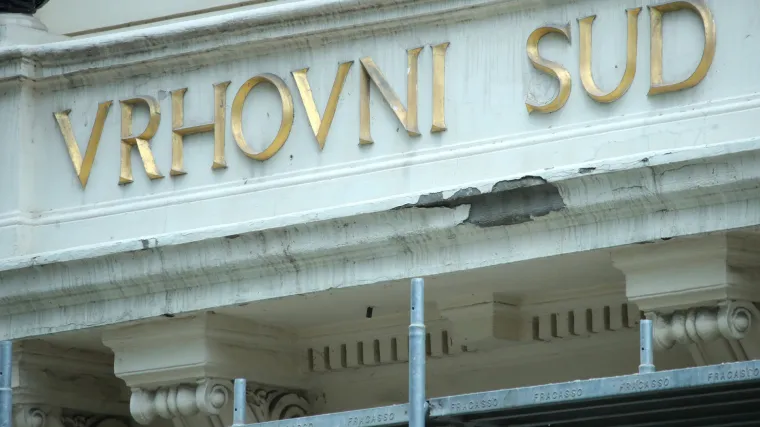 Mu&scaron;karac koji je batom zatukao susjeda u Solinu i te&scaron;ko ranio njegovu ženu dobio 40 godina zatvora!