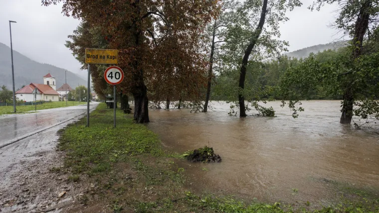 VIDEO Poplavio i Brod na Kupi: 'Ljudima je voda u&scaron;la u kuće. Bili su i vatrogasci'